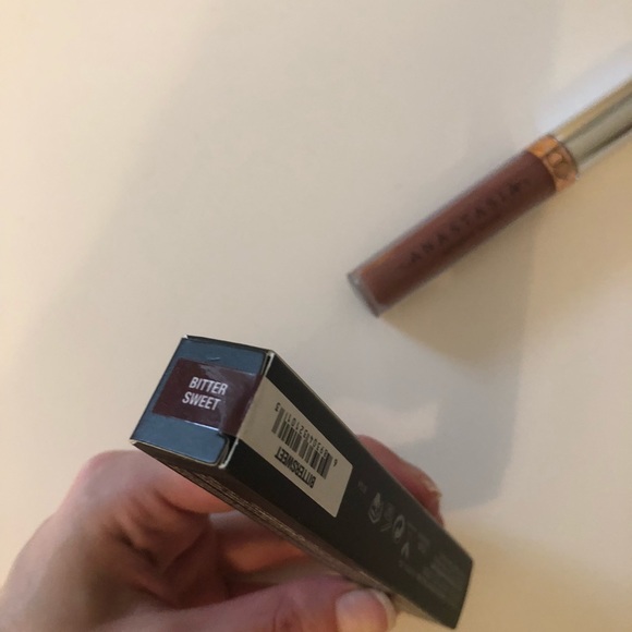 ABH Liquid Lipstick - Picture 3 of 6